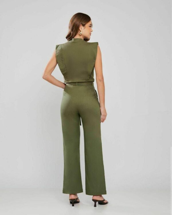 Calça básica em linho com bolsos funcionais,  botão e zíper frontal. - Imagem 2