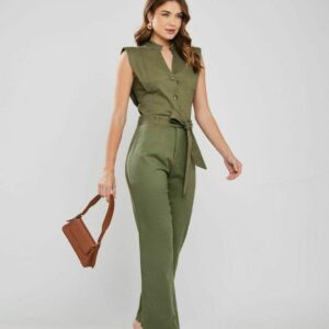 Calça básica em linho com bolsos funcionais,  botão e zíper frontal.