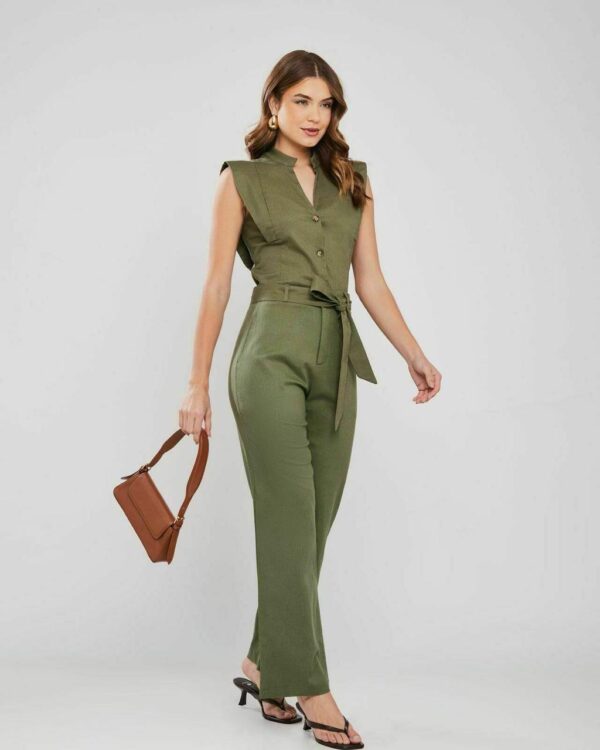 Calça básica em linho com bolsos funcionais,  botão e zíper frontal.