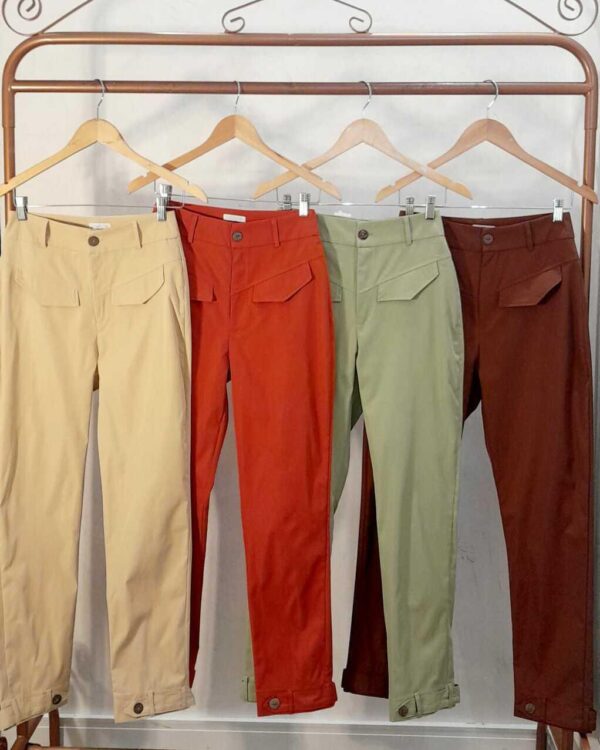 Calça comdetalhe bolso frontal e botões na barra - Imagem 5