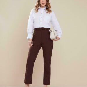 Calça com detalhe trançado no cós e ziper atrás
