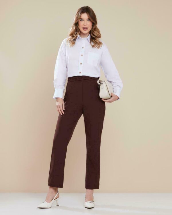Calça com detalhe trançado no cós e ziper atrás