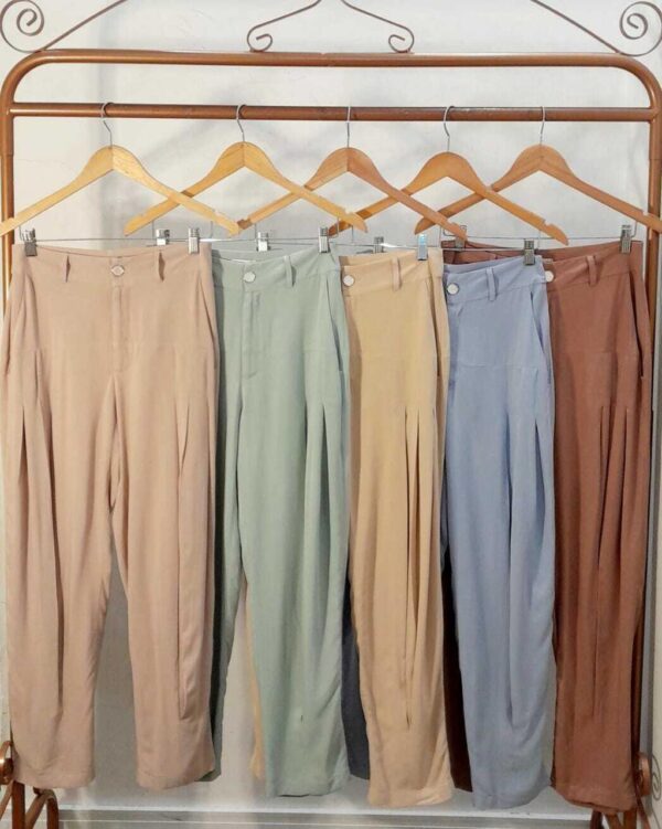 Calça com pregas fontais e bolsos - Imagem 4