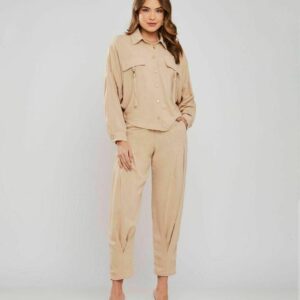 Calça com pregas fontais e bolsos